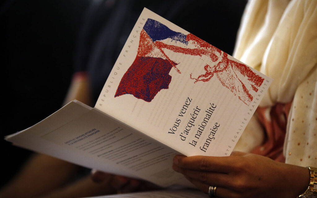 Image d'une femme venant d'acquérir la nationalité française par naturalisation par décret